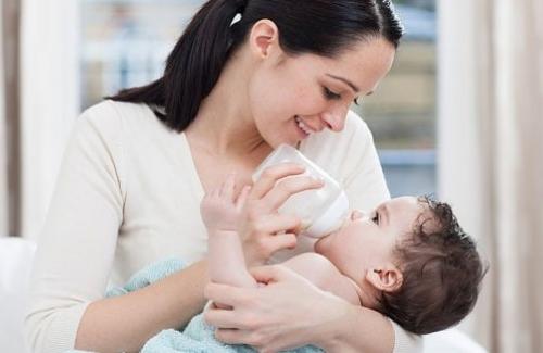 Cách chọn sữa công thức cho trẻ sơ sinh phù hợp và những điều mẹ cần lưu ý