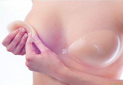 Tác hại từ miếng dán ngực silicon bạn gái nên biết