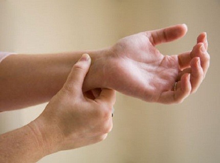 Teo cơ bàn tay do hội chứng đường hầm xương trụ và cách điều trị
