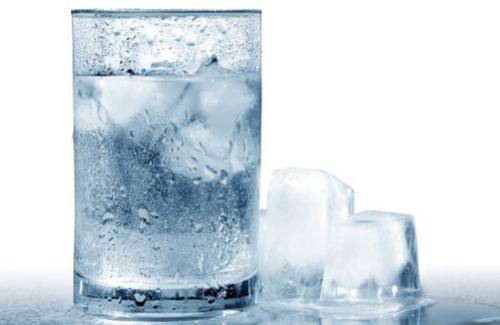 Tác hại khi uống nước lạnh sau bữa ăn khiến bạn giật mình