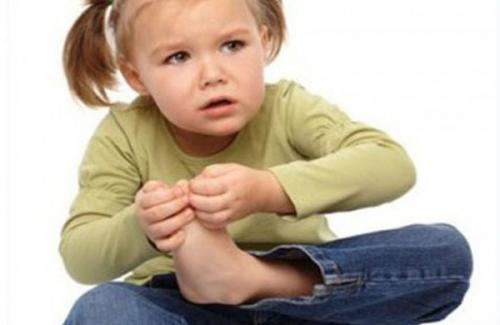 Đau chân, sưng khớp... có thể là khởi đầu của bệnh ung thư máu trẻ em?