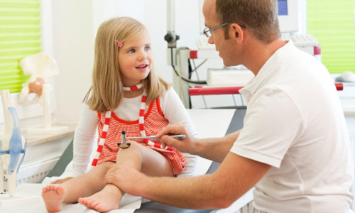 Trẻ hay kêu đau chân - Nguyên nhân, biểu hiện và cách điều trị