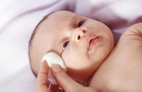Cách điều trị khi mắt trẻ sơ sinh bị ghèn mẹ cần ghi nhớ