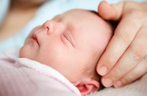 Trẻ sơ sinh ngủ hay giật mình có đáng lo ngại không?