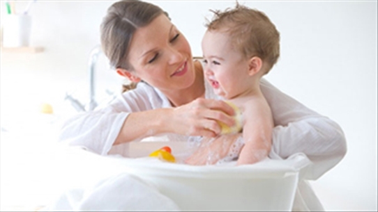 Mách các mẹ phương pháp tắm đúng cách cho trẻ mùa đông
