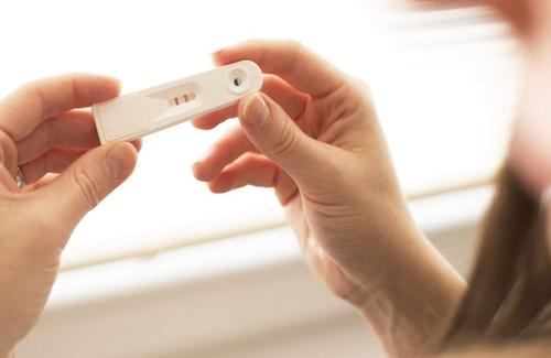 Dùng que thử thai có chính xác không? Khi nào que thử thai sẽ cho kết quả sai?