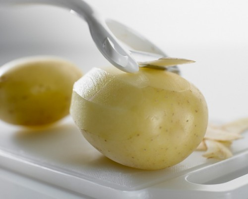 Bí quyết làm trắng khoai tây sau khi gọt vỏ nên lưu lại ngay