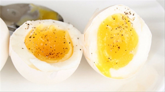 Bữa sáng đủ chất với trứng rắc hạt tiêu đen: Vì sao?