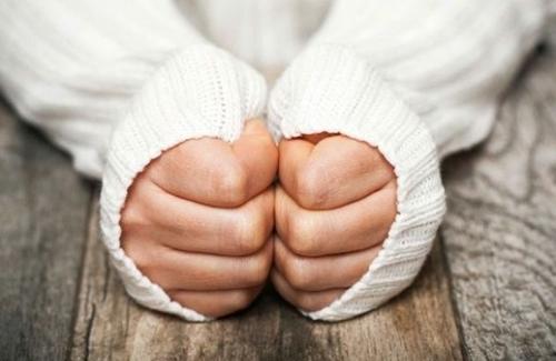 Vì sao tay chân lạnh dù đã được ủ ấm? Những nguy hiểm về sức khỏe ẩn sau là gì bạn biết không!