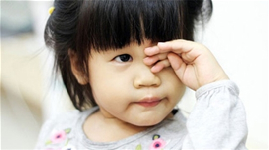 Làm sao để bé mau khỏi đau mắt hột để tránh biến chứng mù mắt?