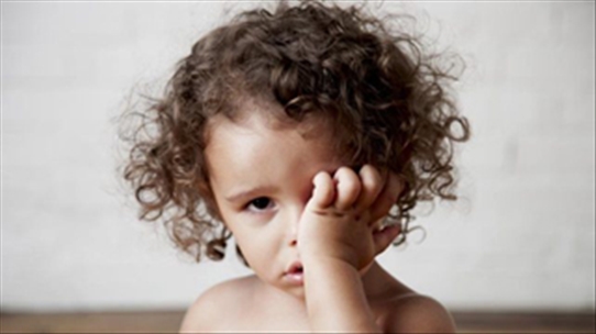 Trẻ nhỏ bị viêm nội nhãn có thể dễ bị nhầm với đau mắt đỏ