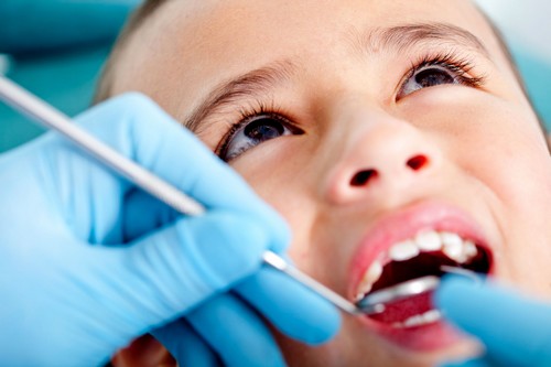 Làm gì khi trẻ bị sún răng mà không ảnh hưởng tới răng vĩnh viễn?