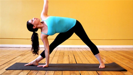10 tư thế yoga giảm béo sau sinh đơn giản hiệu quả bạn cần biết
