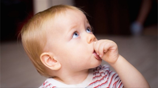 Thói quen mút ngón tay của trẻ em và những lệch lạc răng hàm