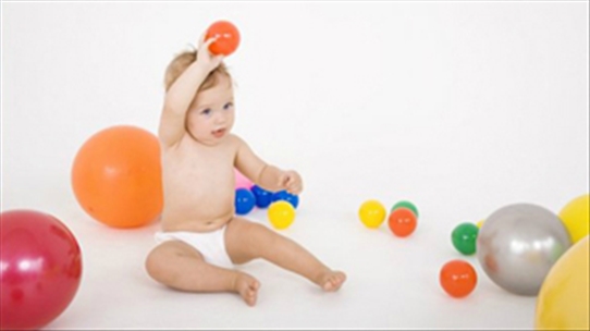 Mách nhỏ cho cha mẹ những biện pháp giúp bé bỏ tật xấu ném đồ chơi