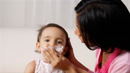 Bác sĩ giúp các mẹ cách chăm con bị cúm đơn giản mà hiệu quả