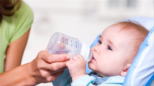 Trẻ dưới 6 tháng tuổi: Uống nước dễ có nguy cơ bị ngộ độc