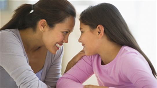 Cách nói chuyện với con gái về kỳ kinh đầu tiên các mẹ nên biết