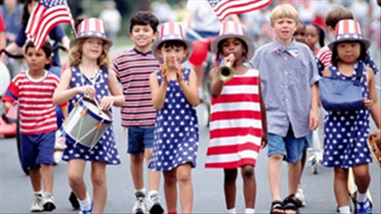 Tham khảo 8 bài học bố mẹ Mỹ dạy con về tình yêu nước