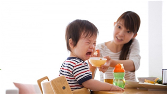 Trẻ sợ ăn, mẹ phải làm sao để giúp bé ăn uống bình thường?