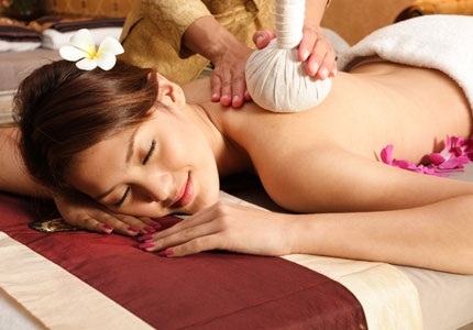 Tìm hiểu phương pháp massage thảo dược trị liệu Thái Lan