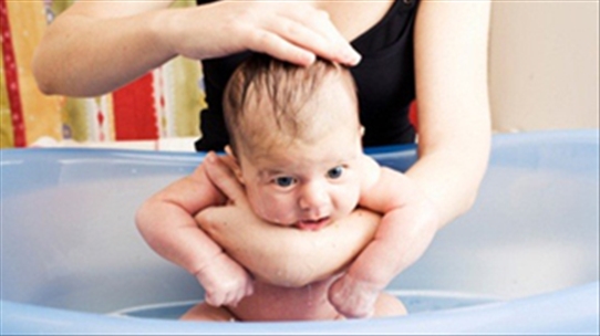 Tắm cho trẻ sơ sinh: Từ A đến Z cùng những trải nghiệm tuyệt vời