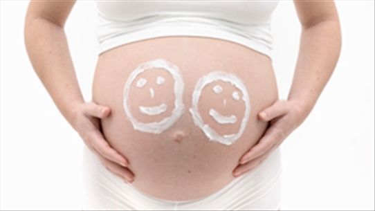 Vì sao khi tiến hành thụ tinh ống nghiệm lại dễ sinh đa thai?