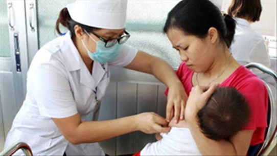 Khan hiếm vắc-xin dịch vụ: Cha mẹ nên làm gì để phòng bệnh cho con?
