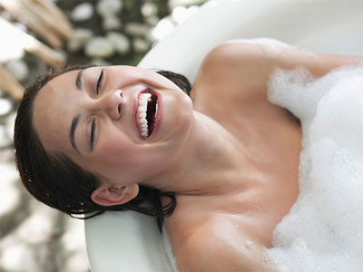Bật mí lợi ích và tác hại khi tắm nước nóng mà bạn chưa biết