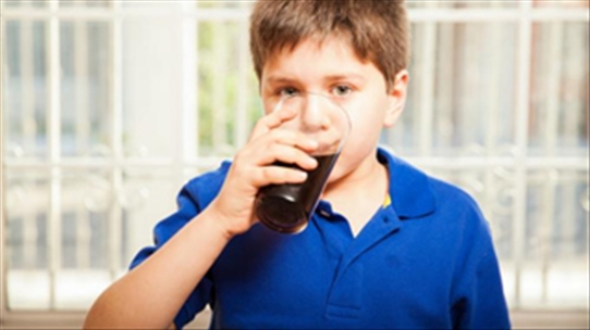 Thường xuyên uống nước ngọt có gas khiến trẻ dễ mắc bệnh gan nhiễm mỡ