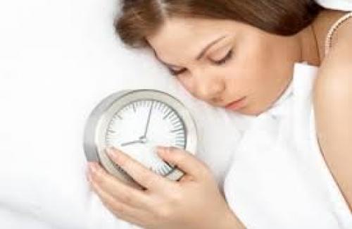 Ngủ nướng là gì? Nguyên nhân và tác hại của thói quen ngủ nướng