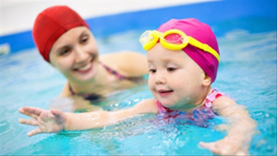 Mẹo hay cho bậc cha mẹ dạy bé không còn sợ nước khi tập bơi