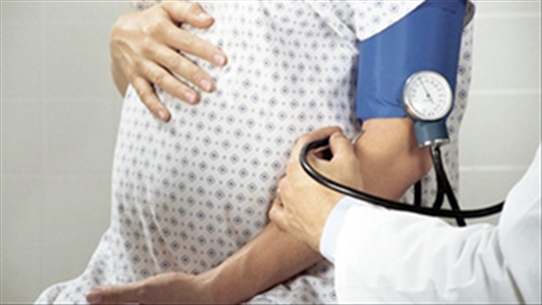 Cao huyết áp khi mang thai: Khám thai định kỳ và xét nghiệm