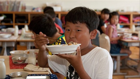 Bài học ý nghĩa về giá trị của thực phẩm từ bữa ăn của học sinh Nhật Bản