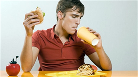 Thói quen vừa ăn vừa uống gây hại cực nguy hiểm cho cơ thể