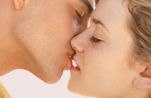 Tác dụng của nụ hôn: Phương thuốc quý ít ai biết đến