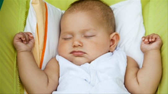 Nguy hại khôn lường khi cho trẻ dùng gối quá sớm cha mẹ nên chú ý