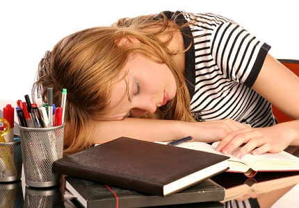 3 mối nguy hiểm ảnh hưởng sức khỏe khi ngủ gục trên bàn