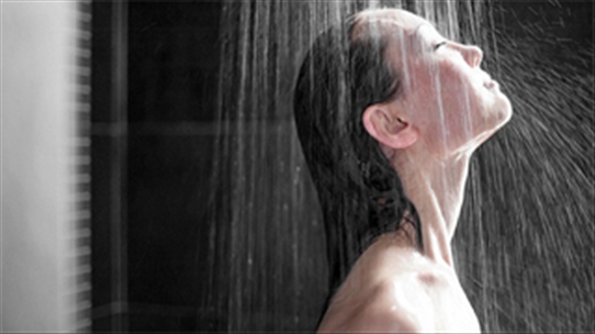 Bắt đầu mùa nắng, tắm đêm rất nguy hiểm: Tắm trước khi ngủ bao lâu là an toàn?