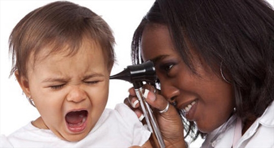 Dấu hiệu bé 1 đến 3 tuổi bị tổn thương thính lực mẹ cần biết