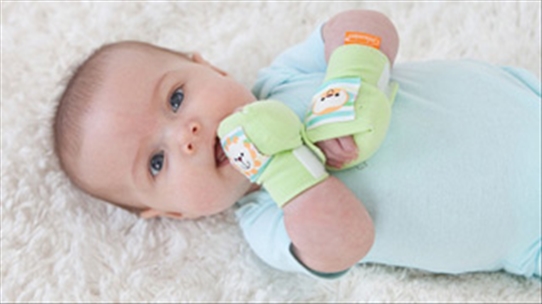 Hiểm họa khi đeo bao tay, chân cho trẻ sơ sinh cha mẹ nên chú ý