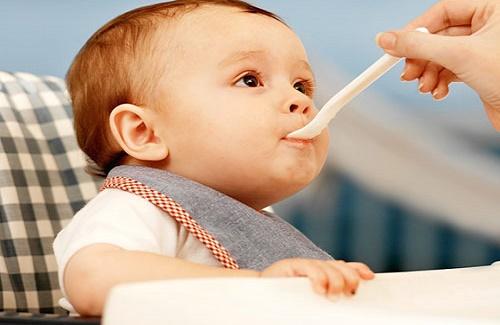 Chế độ dinh dưỡng cho trẻ 4 THÁNG TUỔI - Sự khởi đầu của chế độ ăn dặm cho trẻ