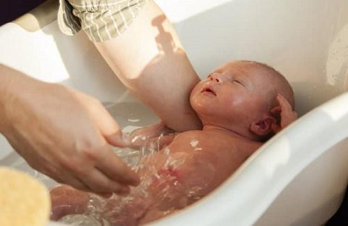 Vì sao không nên tắm sớm cho trẻ sau sinh? Và đây là lý do!