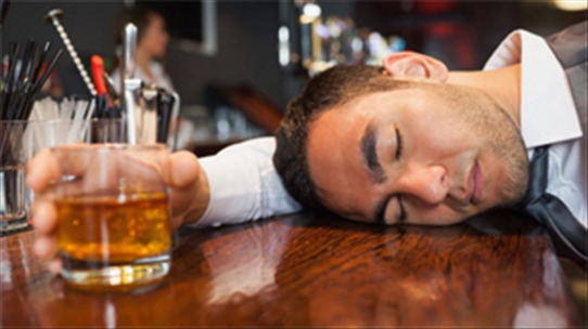 Ngủ kiểu này khi say rượu có thể gây mất mạng lúc nào không hay