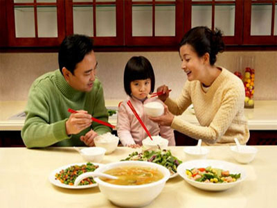 Hướng dẫn 6 việc không nên áp dụng cho trẻ trong bữa ăn