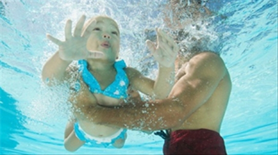 Cách nhận biết bể bơi an toàn cho trẻ nhỏ cha mẹ nhất định phải biết