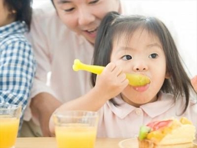 Những điều phải tránh trong bữa ăn của bé mẹ cần phải biết