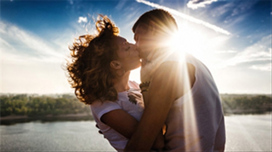Kể tên 6 loại bệnh không ngờ có thể mắc vì những nụ hôn