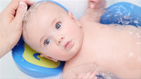 Tắm cho trẻ: Nỗi băn khoăn giữa vòi sen hay bồn tắm