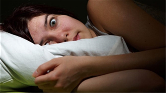 Tại sao 1 số người hay giật mình lúc ngủ bạn có biết không?